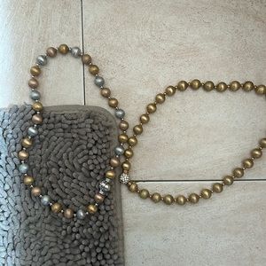 Very nice and shiny pearled colored necklace: never worn
